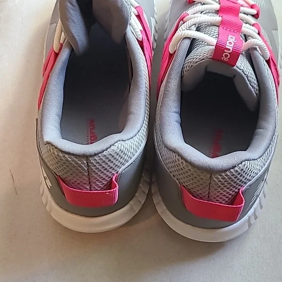 NEW BALANCE GIRLS PINK AND GRAY SIGNATURE ATHLETIC SHOES SIZE 7 - Picture 3 of 12